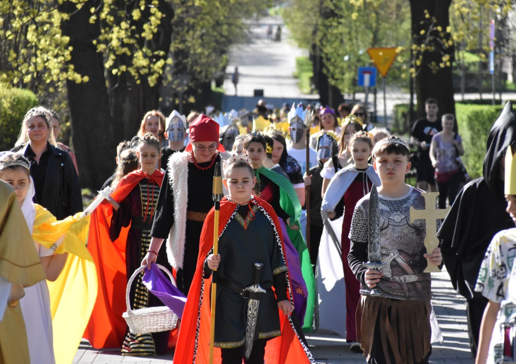 Uroczysty przemarsz społeczność Szkoły Podstawowej nr 5
