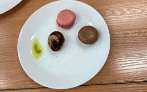 uczniowie degustujący francuskie przysmaki