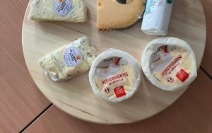 uczniowie degustujący francuskie przysmaki