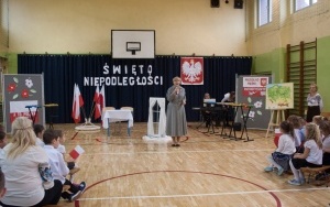 Szkolny Festiwal Pieśni Patriotycznej 2022 - powitanie p. dyrektor.