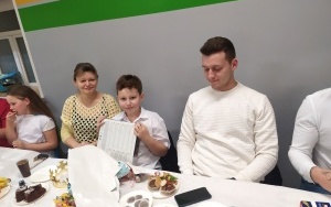 Uczniowie klasy 3b wraz ze swoimi rodzinami podczas wspólnych jasełek