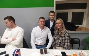 Uczniowie klasy 3b wraz ze swoimi rodzinami podczas wspólnych jasełek