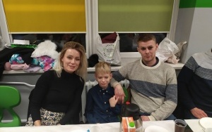Uczniowie klasy 3b wraz ze swoimi rodzinami podczas wspólnych jasełek