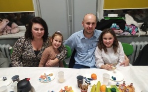 Uczniowie klasy 3b wraz ze swoimi rodzinami podczas wspólnych jasełek