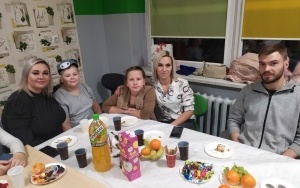 Uczniowie klasy 3b wraz ze swoimi rodzinami podczas wspólnych jasełek