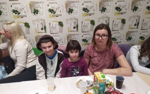 Uczniowie klasy 3b wraz ze swoimi rodzinami podczas wspólnych jasełek