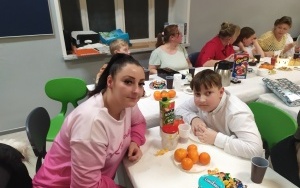 Uczniowie klasy 3b wraz ze swoimi rodzinami podczas wspólnych jasełek