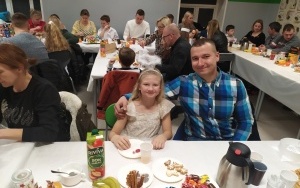 Uczniowie klasy 3b wraz ze swoimi rodzinami podczas wspólnych jasełek