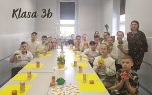Klasa 3b podczas śniadania wielkanocnego 