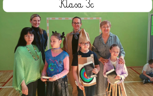 Pokaz mody ekologicznej w klasach I-III, wyróżnione kreacje