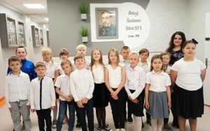 Uczniowie klasy 2b wraz z wychowawcą