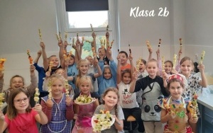 8. Klasa 2b z owocowymi szaszłykami 