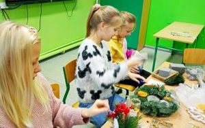 Warsztaty tworzenia stroików bożonarodzeniowych w 3b (8)