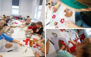 4. Klasa 3b podczas wykrawania pierniczków