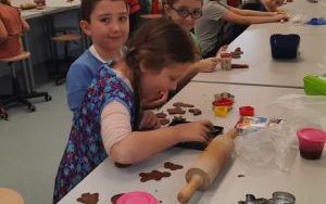 Pieczenie pierników przez uczniów klasy 2b (7)