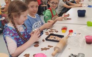 Pieczenie pierników przez uczniów klasy 2b (6)