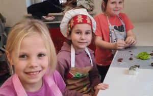 Pieczenie pierników przez uczniów klasy 2b (5)