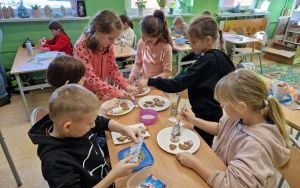 Pieczenie pierników przez uczniów klasy 2a (17)