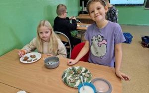 Pieczenie pierników przez uczniów klasy 2a (15)