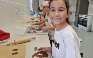Pieczenie pierników przez uczniów klasy 2a (11)