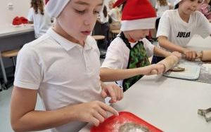 Pieczenie pierników przez uczniów klasy 2a (7)