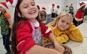 Pieczenie pierników przez uczniów klasy 2a (2)