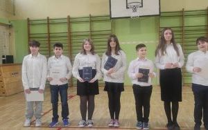 Uczniowie klas starszych wyróżnieni na akademii (1)