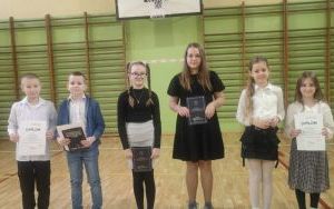 Uczniowie klas starszych wyróżnieni na akademii (1)
