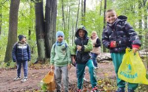 Uczniowie klas pierwszych i drugich na wycieczce do lasu w Książenicachch (14)