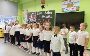 Uczniowie klasy 1a w trakcie przedstawienia z okazji Dnia Babci i Dziadka (7)