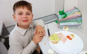 Uczniowie klasy 1a  na zajęciach kulinarnych (2)