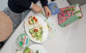 Uczniowie klasy 1a  na zajęciach kulinarnych (7)