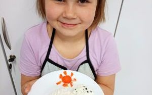 Uczniowie klasy 1a  na zajęciach kulinarnych (5)