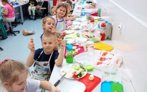 Uczniowie klasy 1a  na zajęciach kulinarnych (6)