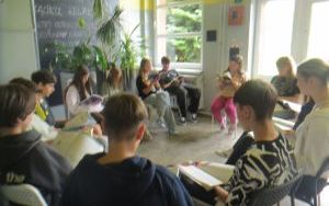 7b - relaks z książką w kąciku rekreacyjnym