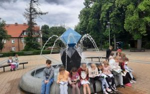 Zaczytani z 3b pod lipą i przy fontannie przy 