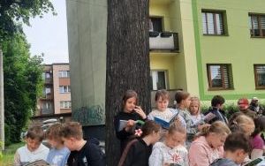 Zaczytani z 3b pod lipą i przy fontannie przy 
